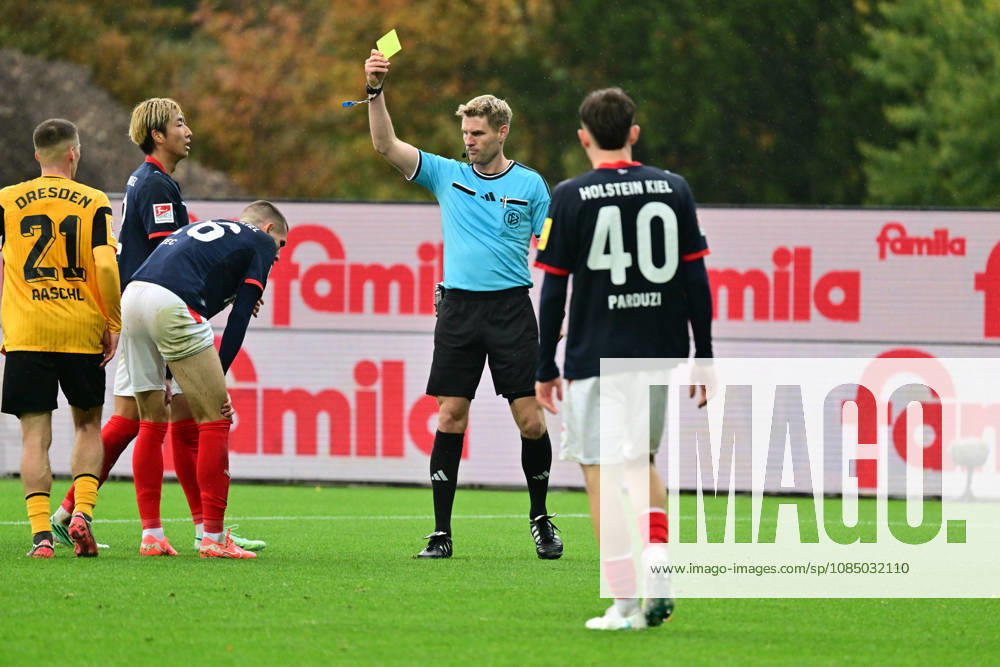 Fußball, Herren, 2.BL (Bundesliga), Saison 2026 2027, Holstein Kiel - SG Dynamo Dresden, 9. Spieltag, KSV, SGD, Holstein-Stadion David Zec sieht die gelbe Karte von Schiedsricher Timo Gerach für das Foul zum Elfmeter Kiel, Holstein-Stadion Holstein-Stadion Schleswig-Holstein Deutschland