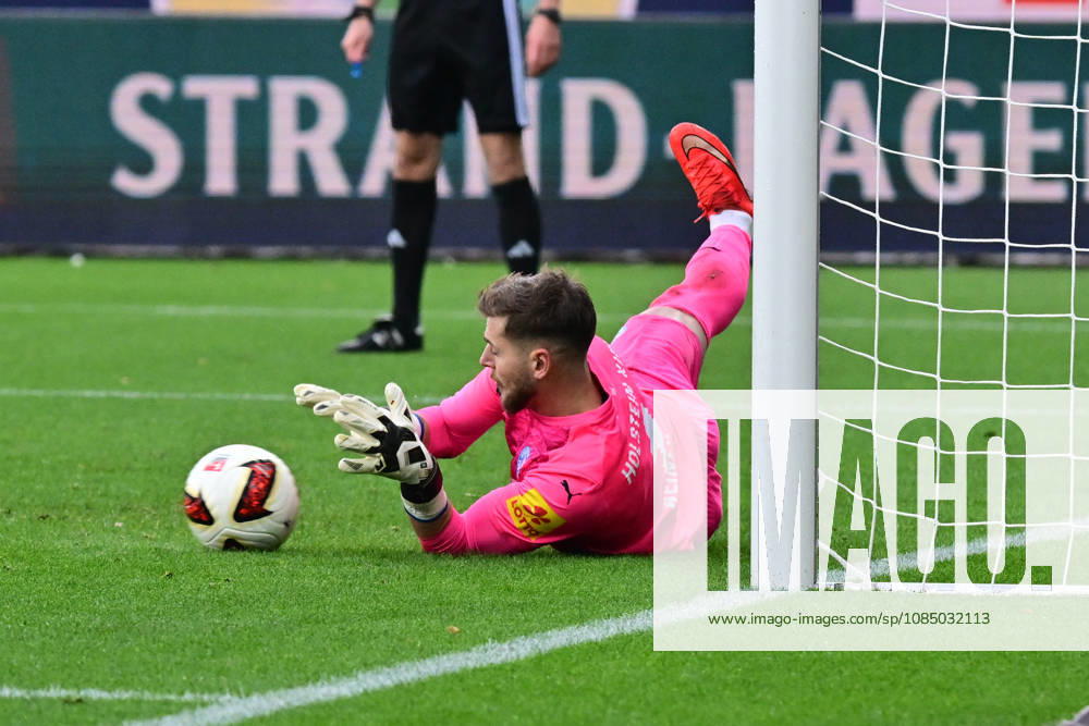 Fußball, Herren, 2.BL (Bundesliga), Saison 2026 2027, Holstein Kiel - SG Dynamo Dresden, 9. Spieltag, KSV, SGD, Holstein-Stadion Torwart Timon Weiner pariert den Elfmeter Kiel, Holstein-Stadion Holstein-Stadion Schleswig-Holstein Deutschland