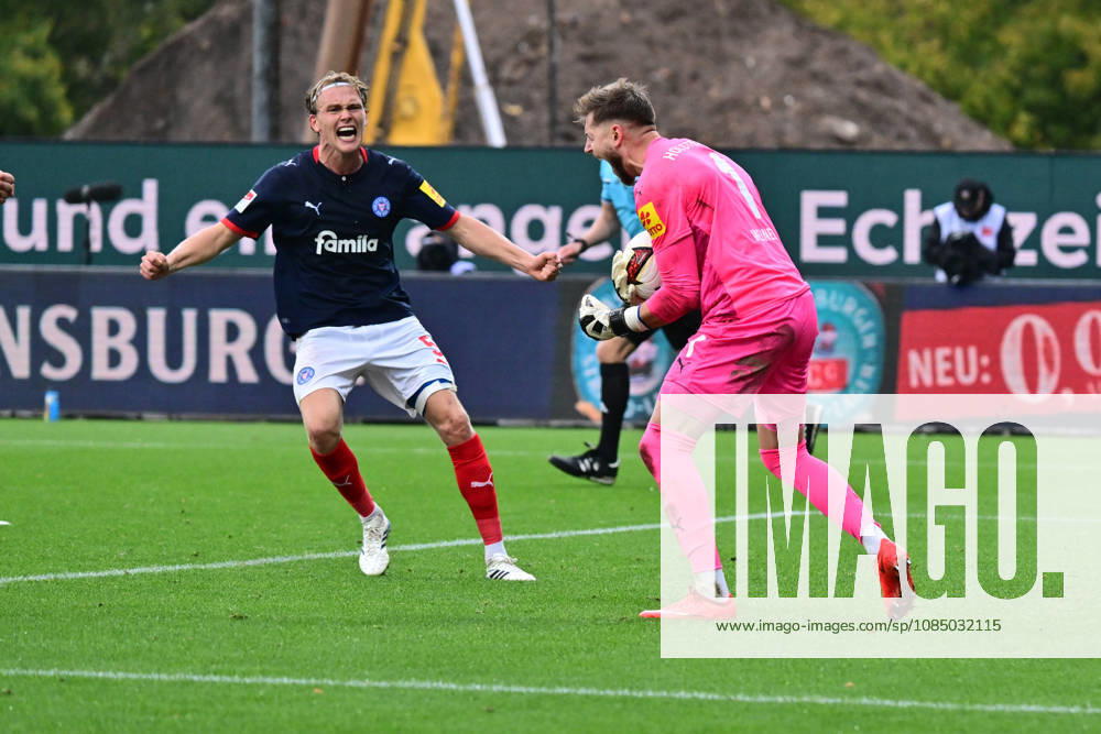 Fußball, Herren, 2.BL (Bundesliga), Saison 2026 2027, Holstein Kiel - SG Dynamo Dresden, 9. Spieltag, KSV, SGD, Holstein-Stadion Torwart Timon Weiner wird für den gehaltenen Elfmeter gefeiert Kiel, Holstein-Stadion Holstein-Stadion Schleswig-Holstein Deutschland