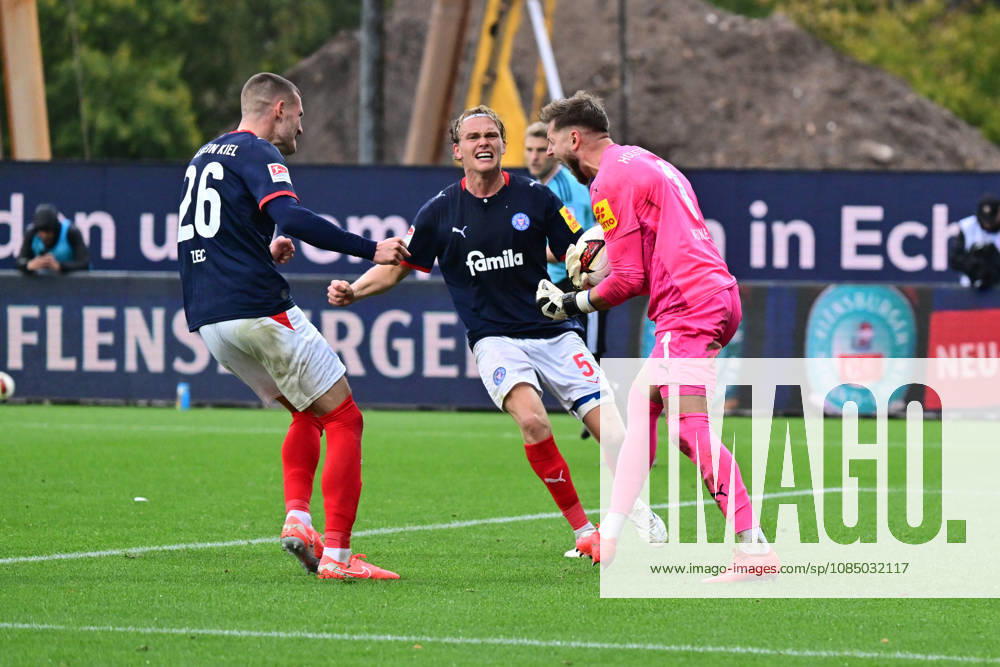 Fußball, Herren, 2.BL (Bundesliga), Saison 2026 2027, Holstein Kiel - SG Dynamo Dresden, 9. Spieltag, KSV, SGD, Holstein-Stadion Torwart Timon Weiner wird für den gehaltenen Elfmeter gefeiert Kiel, Holstein-Stadion Holstein-Stadion Schleswig-Holstein Deutschland