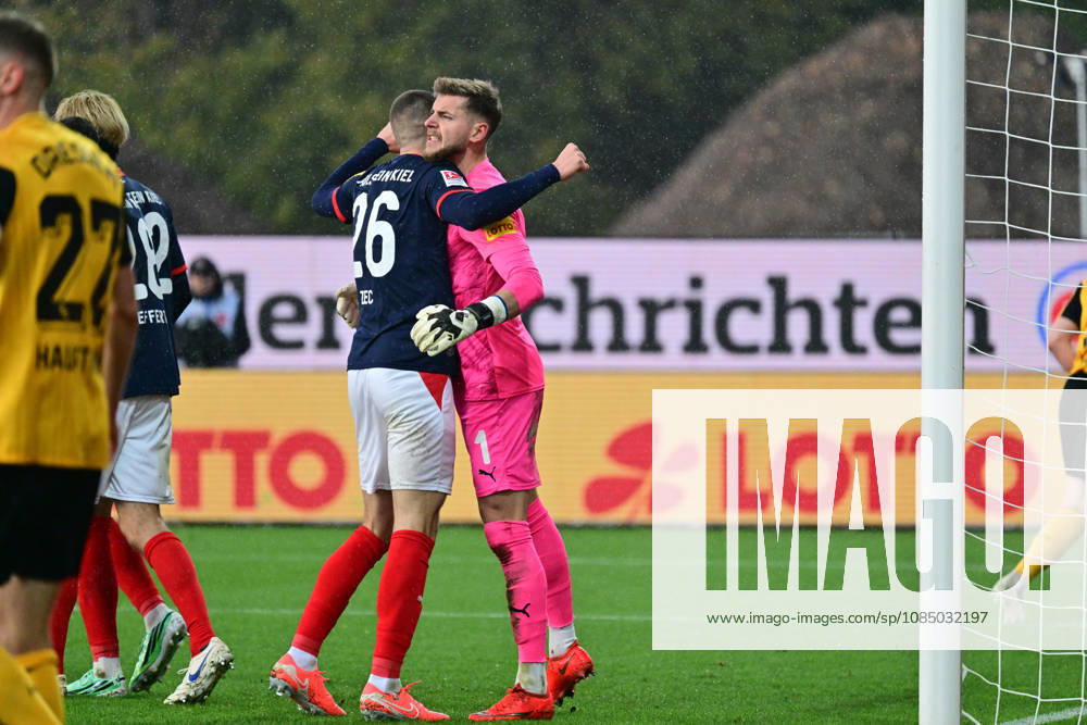 Fußball, Herren, 2.BL (Bundesliga), Saison 2026 2027, Holstein Kiel - SG Dynamo Dresden, 9. Spieltag, KSV, SGD, Holstein-Stadion Torwart Timon Weiner wird von David Zec gefeiert Kiel, Holstein-Stadion Holstein-Stadion Schleswig-Holstein Deutschland
