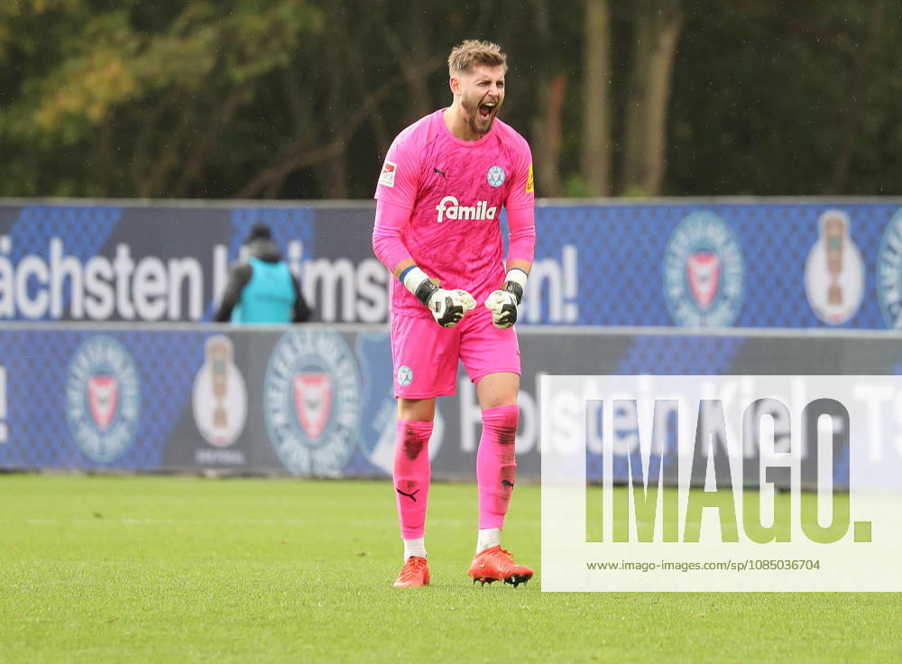 Torhueter Timon Weiner (Holstein Kiel) bejubelt den Sieg Fussball, Herren, Saison 2026 2027, 2.BL, Holstein Stadion, Holstein Kiel gegen Dynamo Dresden, 3-0 DFL REGULATIONS PROHIBIT ANY USE OF PHOTOGRAPHS AS IMAGE SEQUENCES AND OR QUASI-VIDEO.