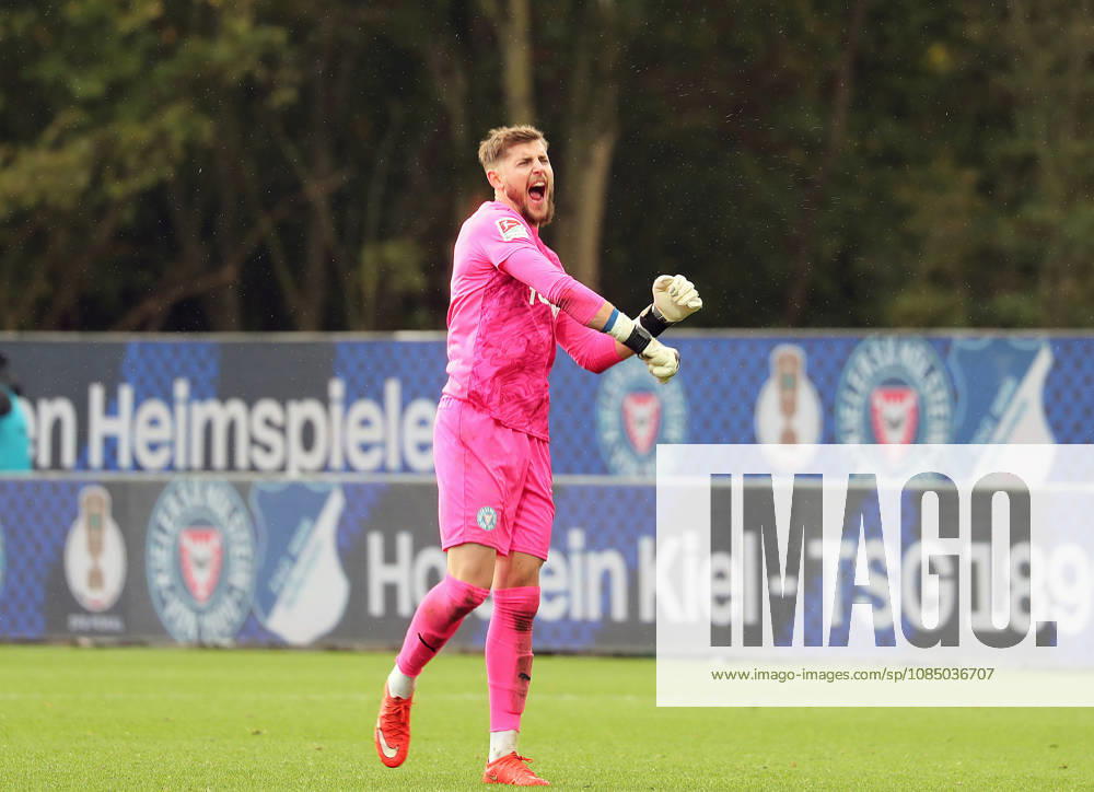 Torhueter Timon Weiner (Holstein Kiel) bejubelt den Sieg Fussball, Herren, Saison 2026 2027, 2.BL, Holstein Stadion, Holstein Kiel gegen Dynamo Dresden, 3-0 DFL REGULATIONS PROHIBIT ANY USE OF PHOTOGRAPHS AS IMAGE SEQUENCES AND OR QUASI-VIDEO.