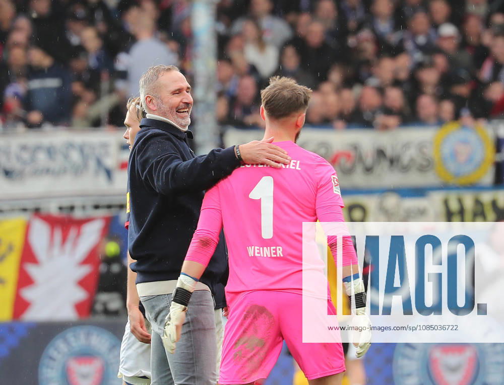 Freude bei Trainer Tim Walter (Holstein Kiel) und Torhueter Timon Weiner (Holstein Kiel) Fussball, Herren, Saison 2026 2027, 2.BL, Holstein Stadion, Holstein Kiel gegen Dynamo Dresden, 3-0 DFL REGULATIONS PROHIBIT ANY USE OF PHOTOGRAPHS AS IMAGE SEQUENCES AND OR QUASI-VIDEO.