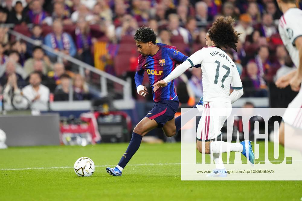 FC Barcelona, Barca v Real Madrid - LaLiga BARCELONA, SPAIN - OCTOBER 25: Cucurella (17) of Real Madrid in action against Lamine Yamal of FC Barcelona during the LaLiga EA Sports 2026 27 match between FC Barcelona and Real Madrid at Spotify Camp Nou on October 25, 2026 in Barcelona, Spain. Jose Breton Anadolu Barcelona Spain. Editorial use only. Please get in touch for any other usage.