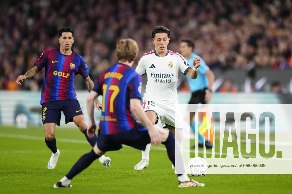 FC Barcelona, Barca v Real Madrid - LaLiga BARCELONA, SPAIN - OCTOBER 25: Arda Guler of Real Madrid in action against Anthony Gordon (17) of FC Barcelona during the LaLiga EA Sports 2026 27 match between FC Barcelona and Real Madrid at Spotify Camp Nou on October 25, 2026 in Barcelona, Spain. Jose Hernandez Anadolu Barcelona Spain. Editorial use only. Please get in touch for any other usage.