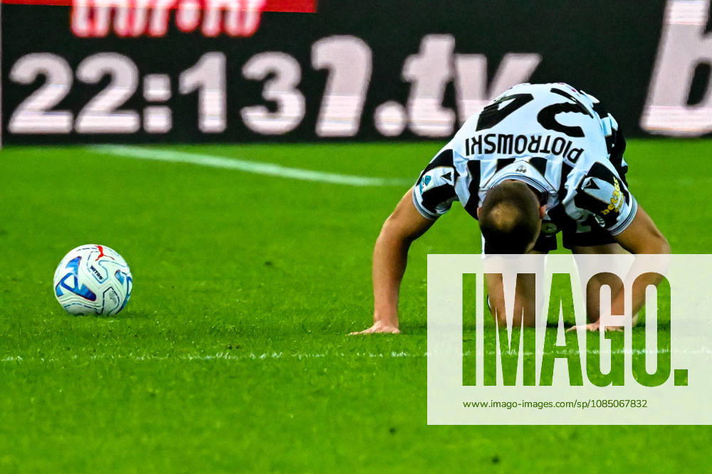 IPA90182219 - Udinese s Jakub Piotrowski appears to be in pain during the Serie A soccer match between Udinese Calcio and AC Milan in Udine, Italy, on October 25, 2026