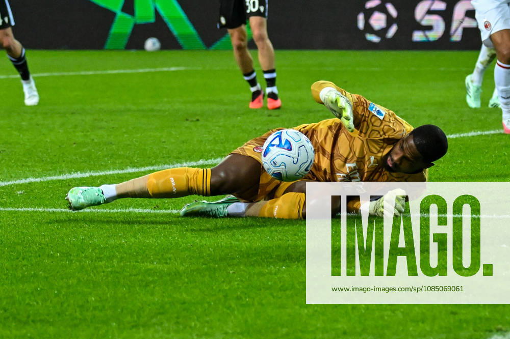 IPA90182921 - Milan s Mike Maignan makes a save during the Udinese Calcio vs. AC Milan Italian Serie A soccer match in Udine, Italy, on October 25, 2026