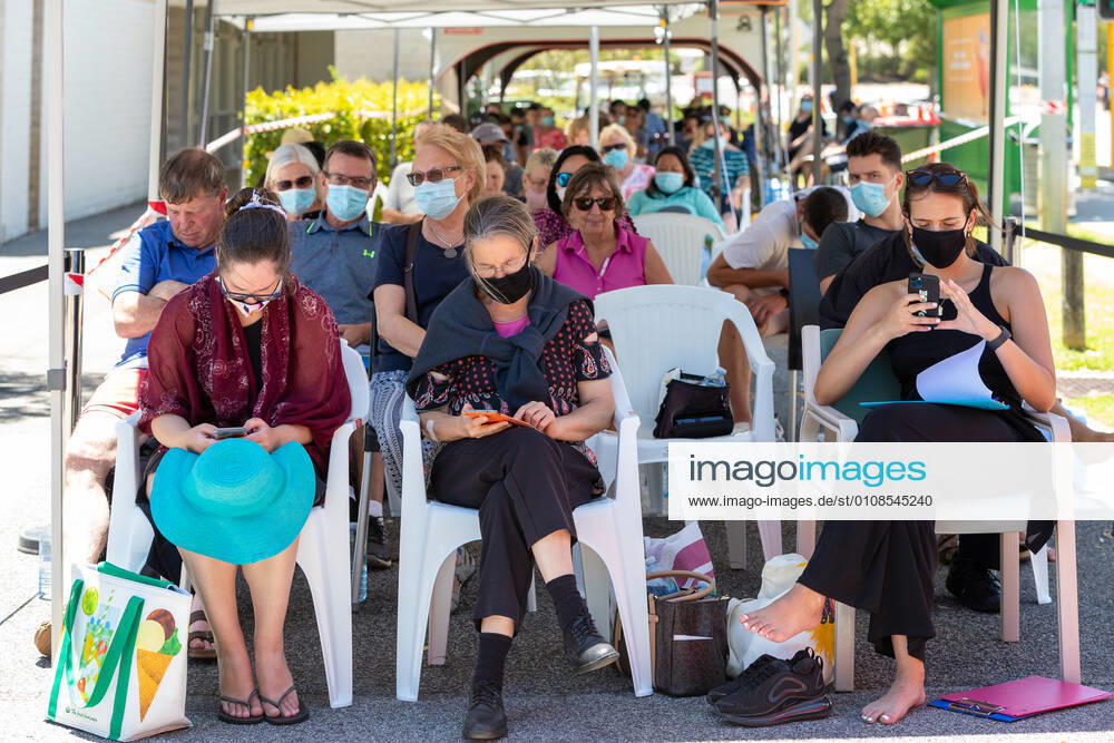 WA CORONAVIRUS COVID19, Members of the public queue outside a Covid-19 testing centre at Sir Charles Gairdner Hospital in Perth, Friday, December 18, 2020. Western Australia has reintroduced a 14-day quarantine requirement for NSW travellers, while the state s testing clinics have come under strain. ( NO ARCHIVING, , NO USE IN BOOKS WITHOUT CONSENT