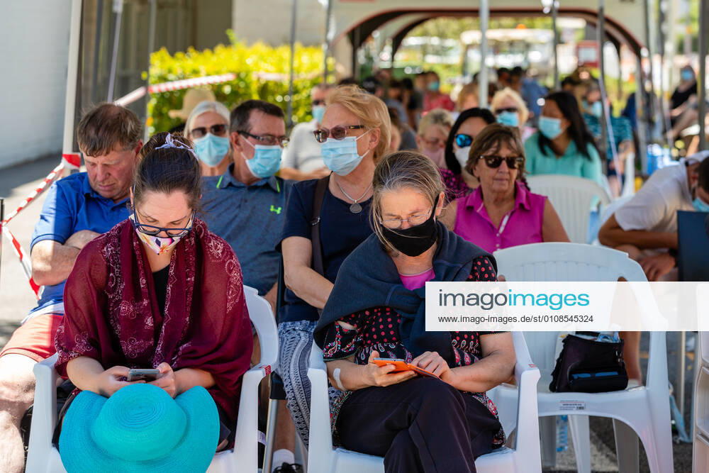 WA CORONAVIRUS COVID19, Members of the public queue outside a Covid-19 testing centre at Sir Charles Gairdner Hospital in Perth, Friday, December 18, 2020. Western Australia has reintroduced a 14-day quarantine requirement for NSW travellers, while the state s testing clinics have come under strain. ( NO ARCHIVING, , NO USE IN BOOKS WITHOUT CONSENT