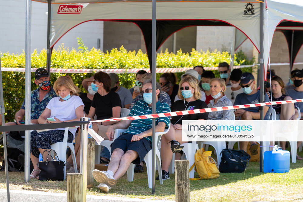 WA CORONAVIRUS COVID19, Members of the public queue outside a Covid-19 testing centre at Sir Charles Gairdner Hospital in Perth, Friday, December 18, 2020. Western Australia has reintroduced a 14-day quarantine requirement for NSW travellers, while the state s testing clinics have come under strain. ( NO ARCHIVING, , NO USE IN BOOKS WITHOUT CONSENT