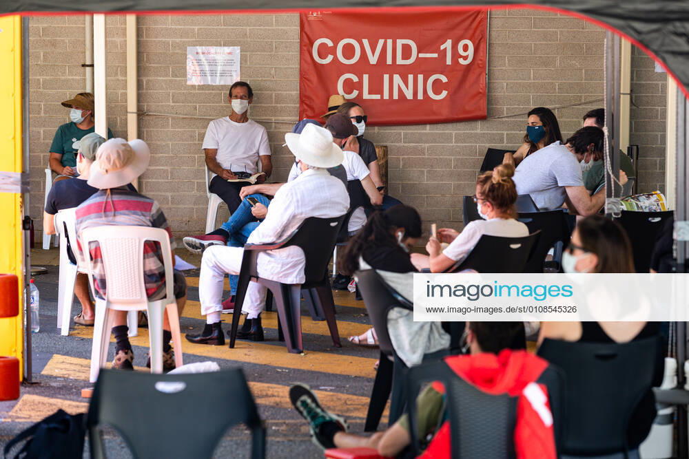 WA CORONAVIRUS COVID19, Members of the public queue outside a Covid-19 testing centre at Sir Charles Gairdner Hospital in Perth, Friday, December 18, 2020. Western Australia has reintroduced a 14-day quarantine requirement for NSW travellers, while the state s testing clinics have come under strain. ( NO ARCHIVING, , NO USE IN BOOKS WITHOUT CONSENT