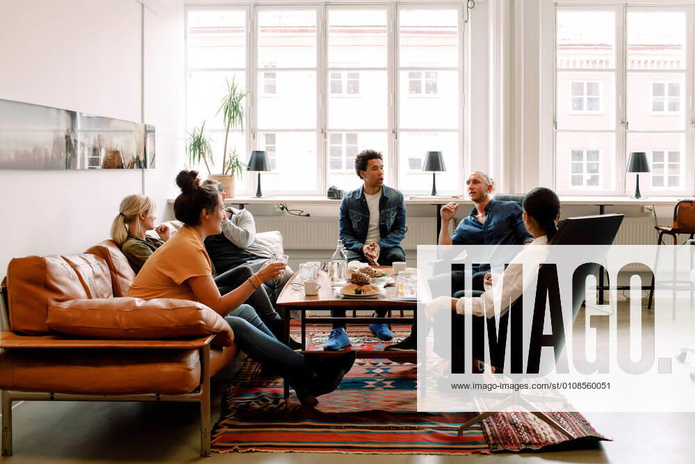 IMAGO Creative: Kreative Renaissance -- der junge Entrepreneur Creative male and female business colleagues talking during break in office , model released, property released