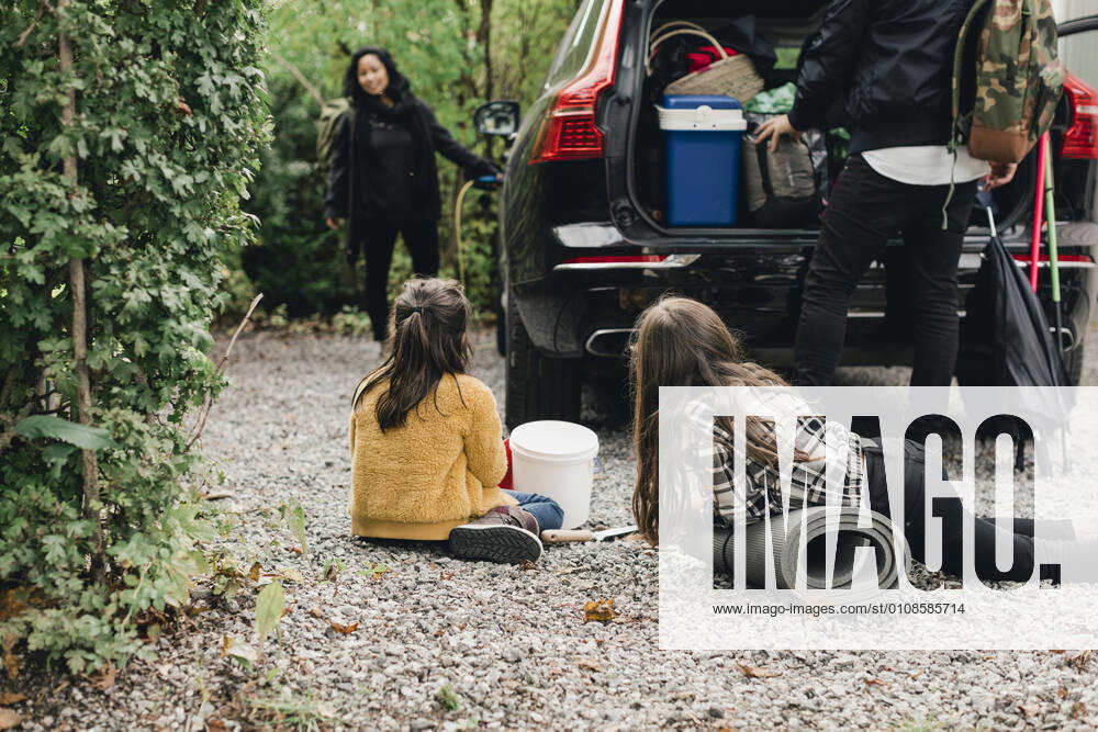 IMAGO Creative: Corporate: Klimaschutz, Digitalisierung und Urbanisierung IMAGO Creative: Klimawandel - Nachhaltiges Reisen Family loading luggage in electric car trunk Sweden, Stockholm, model released