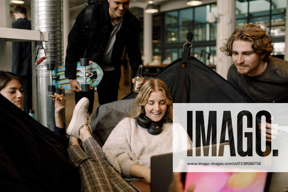 IMAGO Creative: Kreative Renaissance -- der junge Entrepreneur Smiling businessmen and businesswomen working in office Sweden, Stockholm, model released, property released