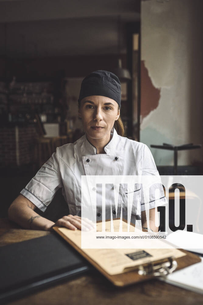 IMAGO Creative: Kreative Renaissance -- der junge Entrepreneur Portrait of chef with menu sitting at restaurant Germany, Berlin, model released, property released