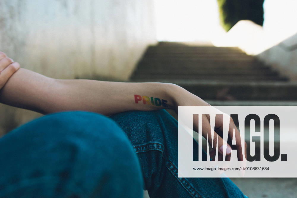 IMAGO Creative: Pride Month 2022, Engagement der Jugendlichen Bisexual girl with gay pride tattoo on her arm