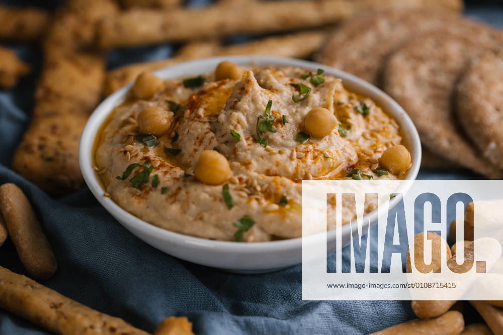 IMAGO Creative, Food, Hummus Delicious homemade hummus with paprika, seeds and olive oil