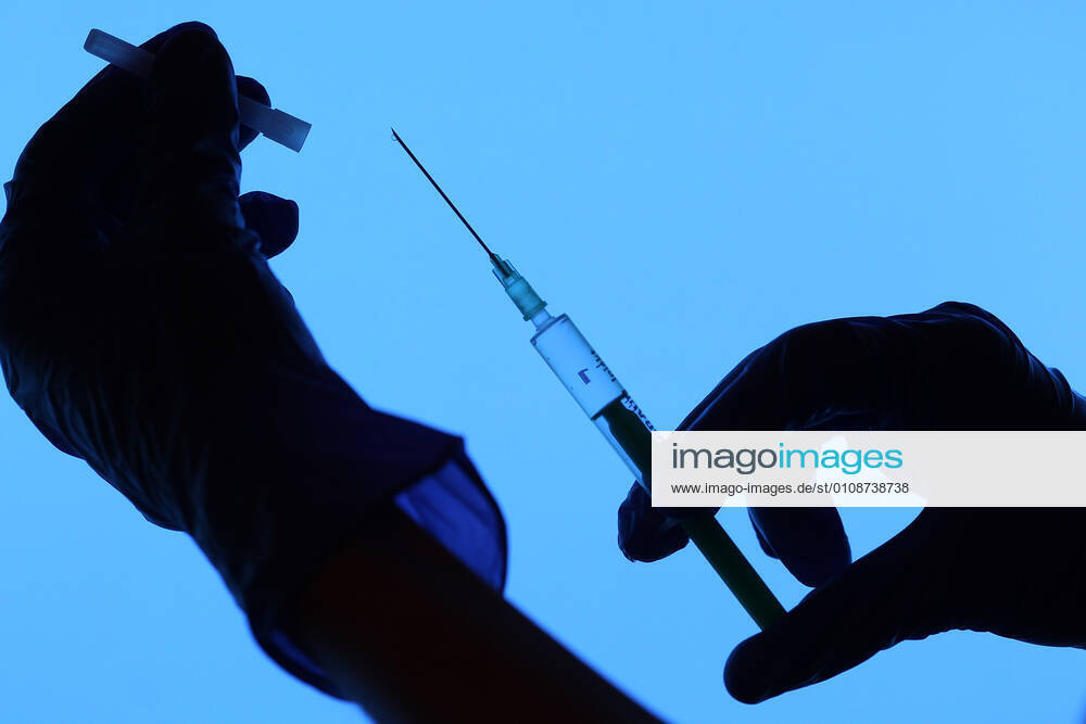 Winden Themenbild - Coronavirus, Coronapandemie, Impfen - Silhouette einer Impfspritze, Coronaspritze und einer Hand mit einem Gummihandschuh Themenbild - Coronavirus, Coronapandemie, Impfen - Silhouette einer Impfspritze, Coronaspritze und einer Hand mit einem Gummihandschuh Coronavirus, Coronapandemie - Impfspritze, Coronaspritze, Nadel als Silhouette, Scherenschnittbild zum verabreichen, spritzen des Impfstoffes. Im Hintergrund Bilder von Covid-19 Viren, Coronaviren Impfen, Impfbuch, Impfbescheinigung, Impfpass, Spritze, Coronaspritze, Nadel, Impfstoff, Detail, Silhouette, Scherenschnittbild, Viren, Covid-19 Viren, Covid 19 Viren, Covid 19, Virus, Impfspritze, Gummihandschuhe, Fotomontage, Innen, Innenaufnahme, Studioaufnahme, Stud