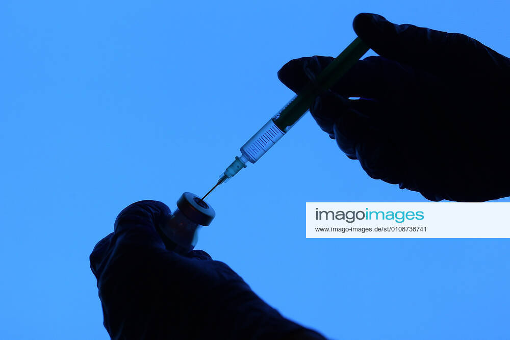 Winden Themenbild - Coronavirus, Coronapandemie, Impfen - Silhouette einer Impfspritze, Coronaspritze und einer Hand mit einem Gummihandschuh Themenbild - Coronavirus, Coronapandemie, Impfen - Silhouette einer Impfspritze, Coronaspritze und einer Hand mit einem Gummihandschuh Coronavirus, Coronapandemie - Impfspritze, Coronaspritze, Nadel als Silhouette, Scherenschnittbild zum verabreichen, spritzen des Impfstoffes. Im Hintergrund Bilder von Covid-19 Viren, Coronaviren Impfen, Impfbuch, Impfbescheinigung, Impfpass, Spritze, Coronaspritze, Nadel, Impfstoff, Detail, Silhouette, Scherenschnittbild, Viren, Covid-19 Viren, Covid 19 Viren, Covid 19, Virus, Impfspritze, Gummihandschuhe, Fotomontage, Innen, Innenaufnahme, Studioaufnahme, Stud