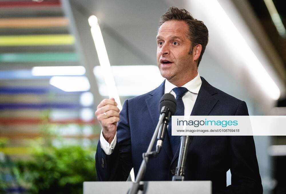 DEN HAAG - Minister Hugo de Jonge (Volksgezondheid, Welzijn en Sport) reageert op het besluit van het Europees Geneesmiddelenbureau EMA rond de goedkeuring van het coronavaccin dat BioNTech en Pfizer samen hebben ontwikkeld. ANP SEM VAN DER WAL