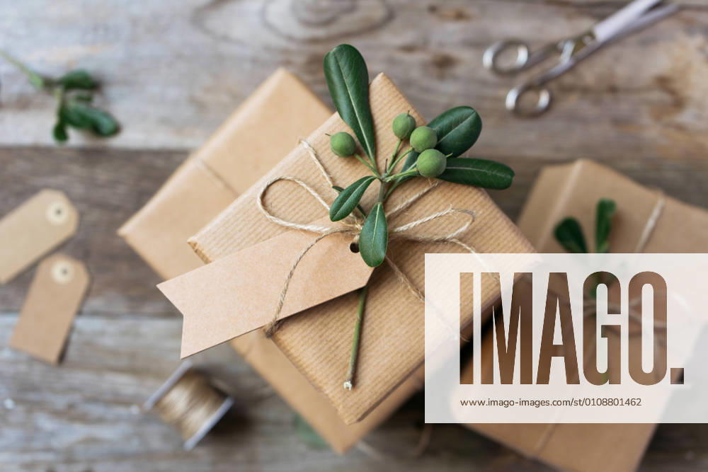 IMAGO Creative: Weihnachten, DIY, Geschenke verpacken - Nachhaltigkeit homemade wrapped Presents on a wood table
