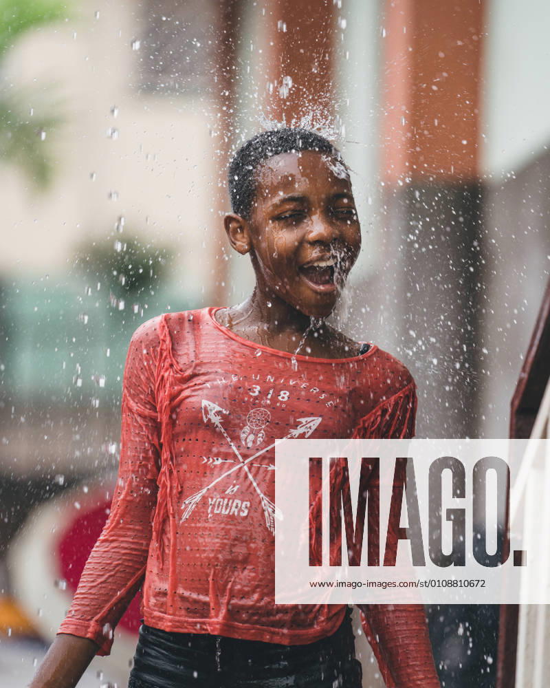 IMAGO Creative: Ruhe im Chaos IMAGO Creative: 2021 Favoriten CAMEROON - AFRICA - APRIL 5, 2018: Ethnic girl in water drops