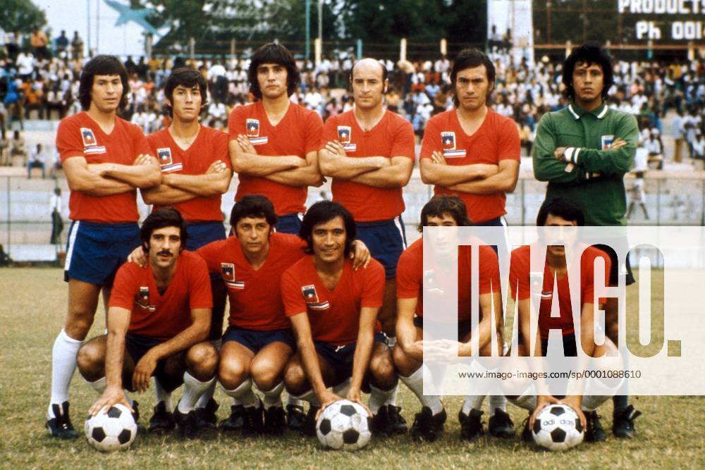 Mannschaftsbild Chile, hi.v.li.: Hugo Berly, Juan Machuca, Vladimir Bigorra, Eduardo Herrera, Guillermo Paez, Torwart Leopoldo Vallejos; vorn: Jorge Socias, Francisco Valdes, Sergio Ahumada, Miguel Angel Gamboa, Leonardo Veliz Fußball Länderspiel Herren Länderspiel 1973, Nationalmannschaft, Nationalteam, Nationaltrikot, Totale