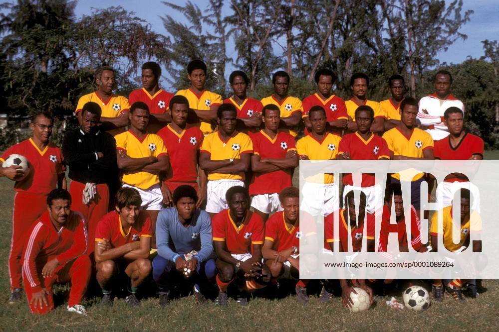 Kader Haiti - u.a. mit Nationaltrainer Antoine Tassy (Mitte, li.) und vorn mit Philippe Vorbe (2.v.li.) und Torwart Henry Francillon (3.v.li.) Fußball WM Herren Weltmeisterschaft 1974, Nationalmannschaft, Nationalteam, Nationaltrikot, Totale