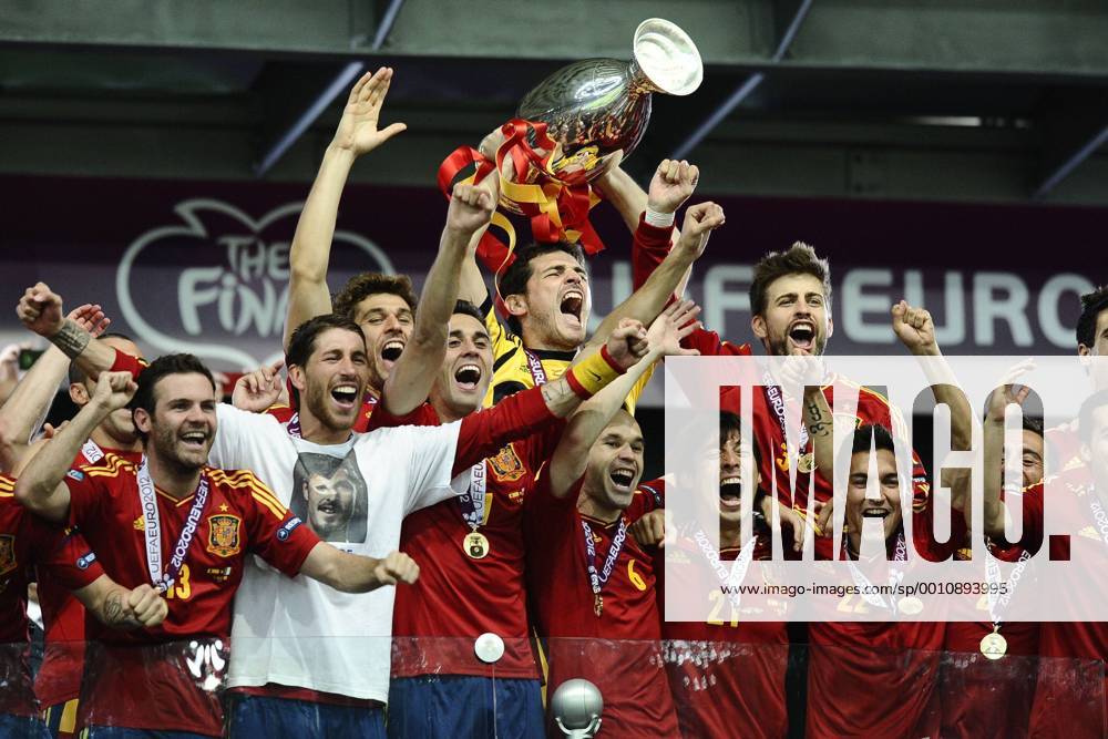 Kiev 01 07 2012 - Finale Euro 2012, Spanien - Italien: Europameister Spanien: Iker Casillas mit Pokal