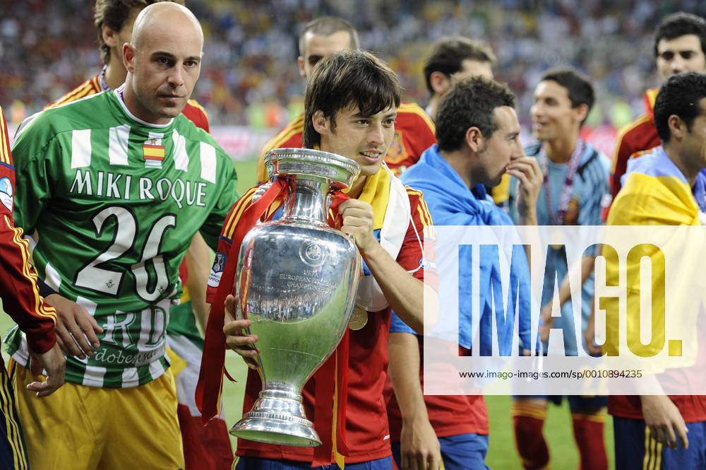 David SILVA (ESP),Spieler mit Pokal,Siegerehrung,Victory Ceremony. Spiel 31,Finale,Endspiel,Spanien (ESP)-Italien (ITA) am 01.07.2012 in Kiew. Fussball UEFA EURO 2012 P o l e n U k r a i n e