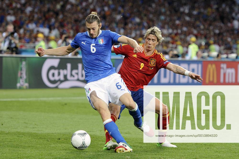 Fernando TORRES (ESP,re),Aktion,Zweikampf gegen Federico BALZARETTI (ITA). Spiel 31,Finale,Endspiel,Spanien (ESP)-Italien (ITA) am 01.07.2012 in Kiew. Fussball UEFA EURO 2012 P o l e n U k r a i n e vom 08.06.