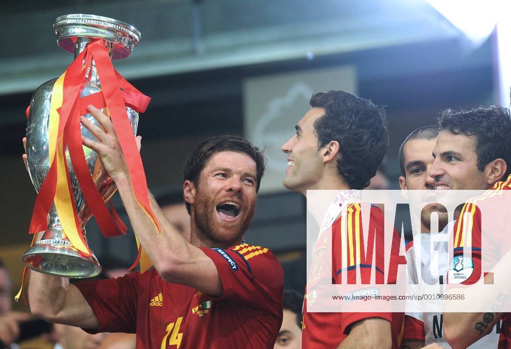 KIEV, JULY 1, 2012. Spain s Xabi Alonso (L) holds the Euro trophy (Cup) celebrating with his teammates victory against Italy in the final match of the UEFA European Football Championship (Euro 2012 final), at the Olympic Stadium in Kiev. Spain defeated Italy 4 - 0. RE1026EB