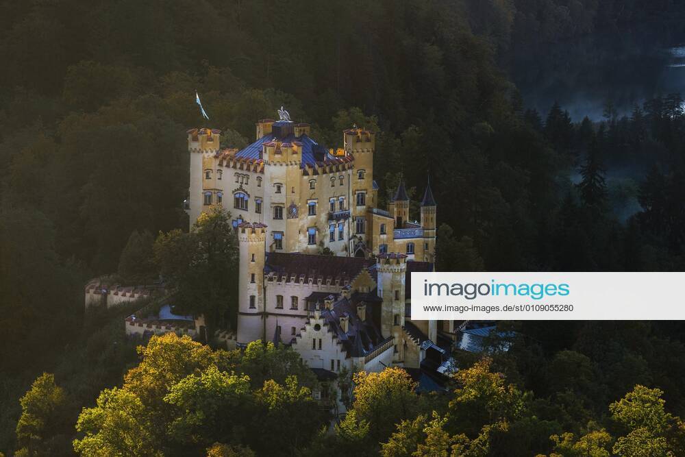 Schloss Hohenschwangau, Schwansee, im Herbst, Schwangau, Bayern, Deutschland, Europa