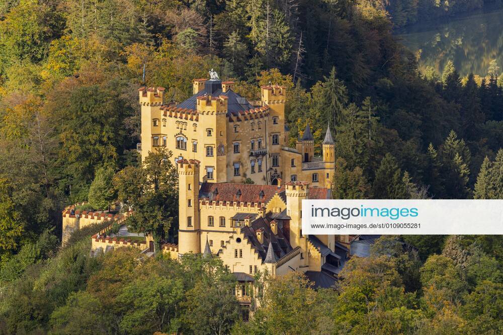 Schloss Hohenschwangau, Schwansee, im Herbst, Schwangau, Bayern, Deutschland, Europa
