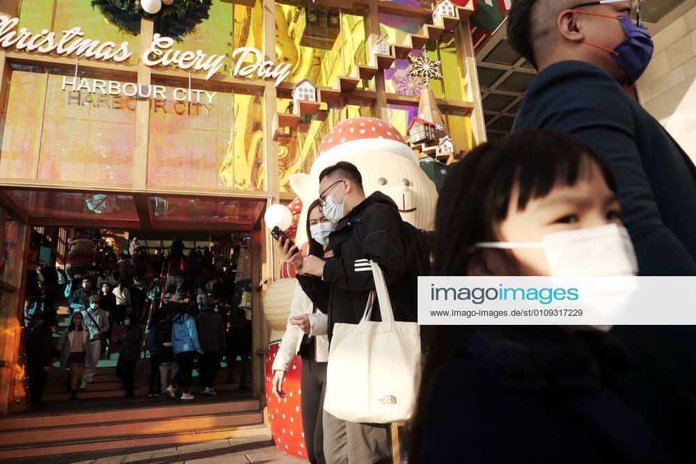 (210101) -- HONG KONG, Jan. 1, 2021 -- People wearing face masks walk on a street in Hong Kong, south China, Jan. 1, 2021. Hong Kong s Center for Health Protection (CHP) reported 42 additional confirmed cases of COVID-19 on Friday, which was a new low since mid-November. The new cases included 36 local infections, with 13 cases of unknown origin. The tally was taken to 8,888. ) CHINA-HONG KONG-COVID-19-CASES (CN) WangxShen