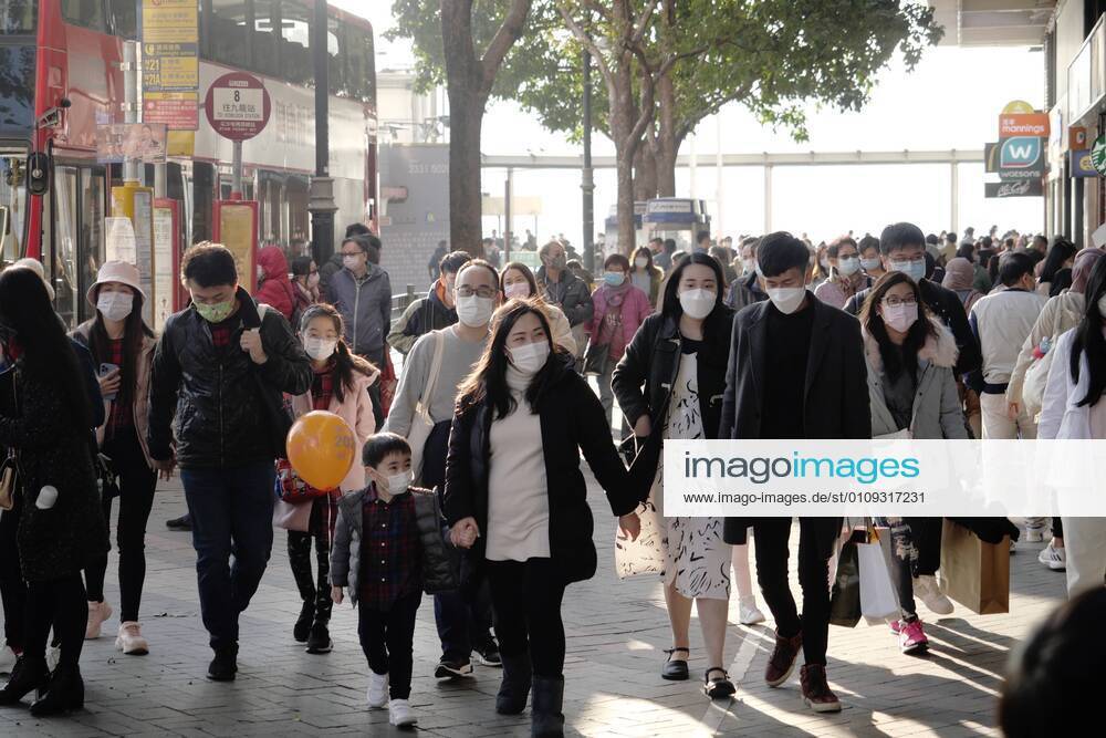 (210101) -- HONG KONG, Jan. 1, 2021 -- People wearing face masks walk on a street in Hong Kong, south China, Jan. 1, 2021. Hong Kong s Center for Health Protection (CHP) reported 42 additional confirmed cases of COVID-19 on Friday, which was a new low since mid-November. The new cases included 36 local infections, with 13 cases of unknown origin. The tally was taken to 8,888. ) CHINA-HONG KONG-COVID-19-CASES (CN) WangxShen
