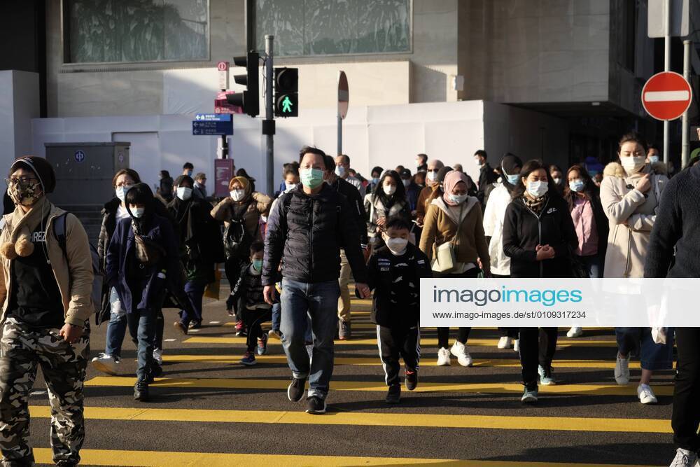 (210101) -- HONG KONG, Jan. 1, 2021 -- People wearing face masks walk on a street in Hong Kong, south China, Jan. 1, 2021. Hong Kong s Center for Health Protection (CHP) reported 42 additional confirmed cases of COVID-19 on Friday, which was a new low since mid-November. The new cases included 36 local infections, with 13 cases of unknown origin. The tally was taken to 8,888. ) CHINA-HONG KONG-COVID-19-CASES (CN) WangxShen