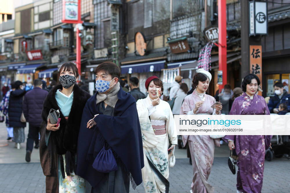 People wearing face masks visit Asakusa Shrine and Sensoji Temple during the New Year celebration..The first day of the New Year Japanese people traditionally visit Shrines and Temples for celebrations and prayers. The most popular places in Tokyo are Sensoji Temple and Asakusa Shrine in Asakusa. Tokyo Japan - ZUMAs197 20210101_zaa_s197_112