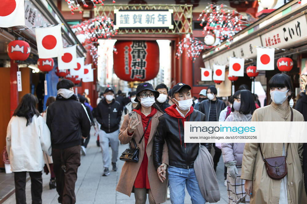 People wearing face masks visit Asakusa Shrine and Sensoji Temple during the New Year celebration..The first day of the New Year Japanese people traditionally visit Shrines and Temples for celebrations and prayers. The most popular places in Tokyo are Sensoji Temple and Asakusa Shrine in Asakusa. Tokyo Japan - ZUMAs197 20210101_zaa_s197_116