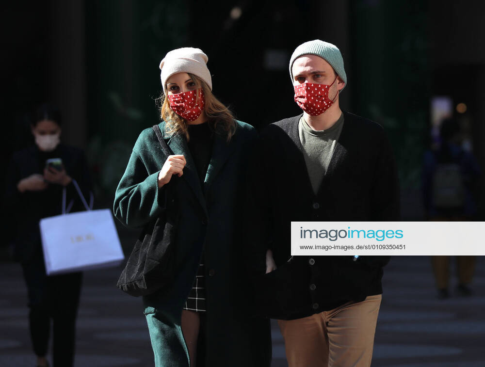 (210102) -- HONG KONG, Jan. 2, 2021 -- People wearing face masks walk on a street in Hong Kong, south China, Jan. 2, 2021. Hong Kong reported 35 new COVID-19 cases on Saturday, a further drop from the previous days. ) CHINA-HONG KONG-COVID-19-CASES (CN) WuxXiaochu