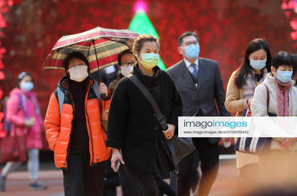 (210102) -- HONG KONG, Jan. 2, 2021 -- People wearing face masks walk on a street in Hong Kong, south China, Jan. 2, 2021. Hong Kong reported 35 new COVID-19 cases on Saturday, a further drop from the previous days. ) CHINA-HONG KONG-COVID-19-CASES (CN) WuxXiaochu