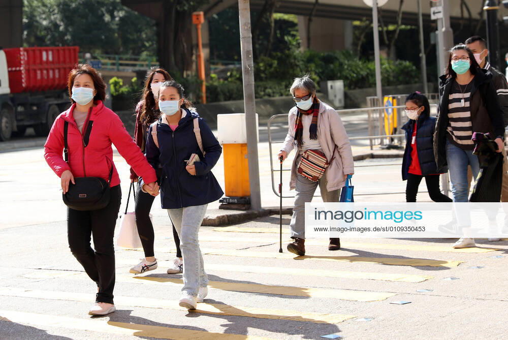 (210102) -- HONG KONG, Jan. 2, 2021 -- People wearing face masks walk on a street in Hong Kong, south China, Jan. 2, 2021. Hong Kong reported 35 new COVID-19 cases on Saturday, a further drop from the previous days. ) CHINA-HONG KONG-COVID-19-CASES (CN) WuxXiaochu