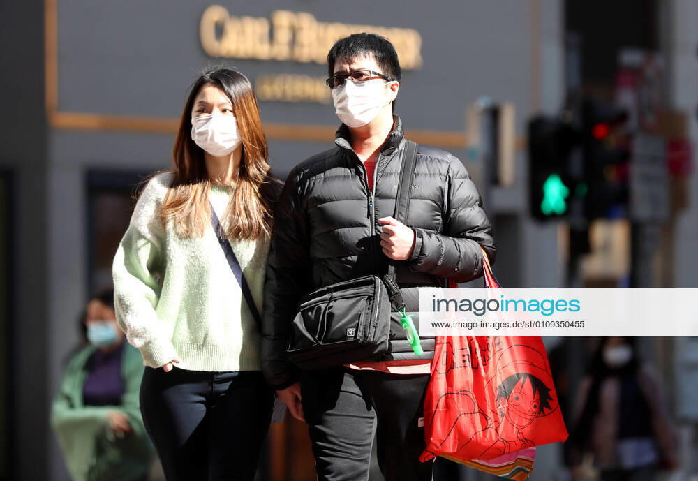 (210102) -- HONG KONG, Jan. 2, 2021 -- People wearing face masks walk on a street in Hong Kong, south China, Jan. 2, 2021. Hong Kong reported 35 new COVID-19 cases on Saturday, a further drop from the previous days. ) CHINA-HONG KONG-COVID-19-CASES (CN) WuxXiaochu