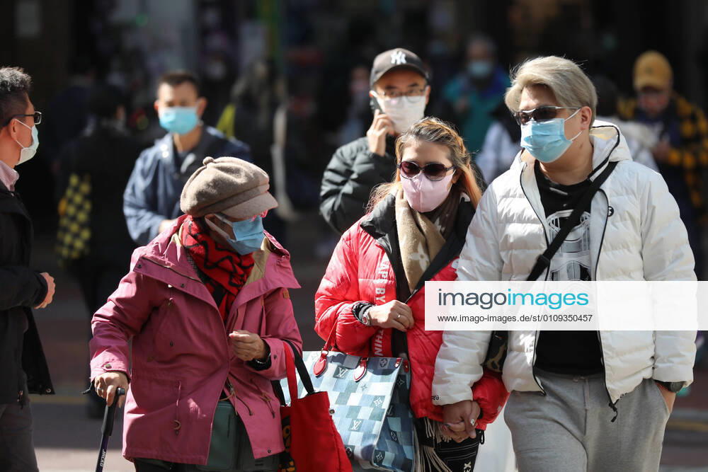 (210102) -- HONG KONG, Jan. 2, 2021 -- People wearing face masks walk on a street in Hong Kong, south China, Jan. 2, 2021. Hong Kong reported 35 new COVID-19 cases on Saturday, a further drop from the previous days. ) CHINA-HONG KONG-COVID-19-CASES (CN) WuxXiaochu