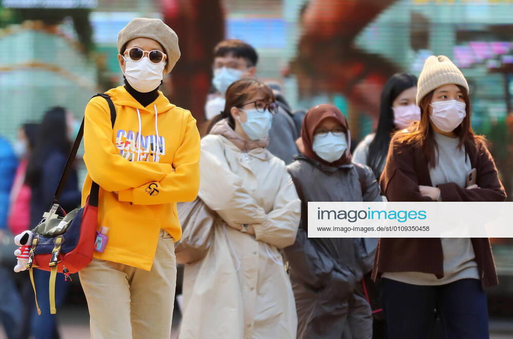 (210102) -- HONG KONG, Jan. 2, 2021 -- People wearing face masks walk on a street in Hong Kong, south China, Jan. 2, 2021. Hong Kong reported 35 new COVID-19 cases on Saturday, a further drop from the previous days. ) CHINA-HONG KONG-COVID-19-CASES (CN) WuxXiaochu