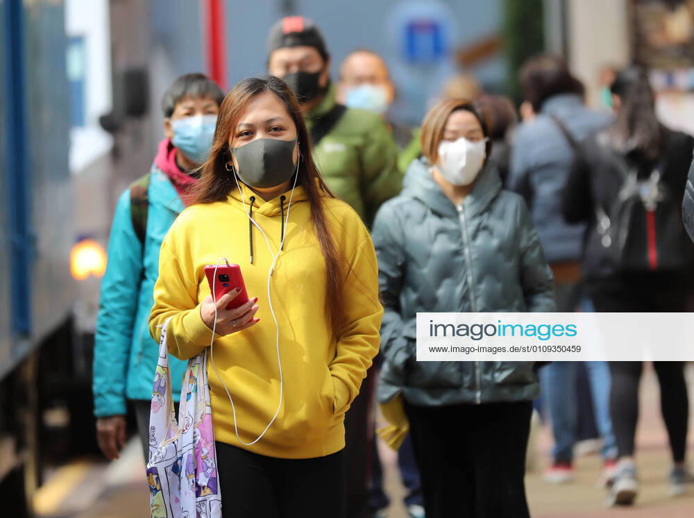 (210102) -- HONG KONG, Jan. 2, 2021 -- People wearing face masks walk on a street in Hong Kong, south China, Jan. 2, 2021. Hong Kong reported 35 new COVID-19 cases on Saturday, a further drop from the previous days. ) CHINA-HONG KONG-COVID-19-CASES (CN) WuxXiaochu