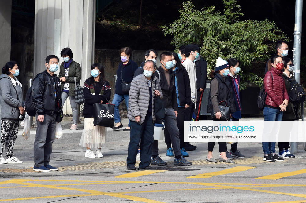 (210103) -- HONG KONG, Jan. 3, 2021 -- People wearing face masks walk on a street in Hong Kong, south China, Jan. 3, 2021. Hong Kong s Center for Health Protection reported 41 additional confirmed cases of COVID-19 on Sunday, taking its tally to 8,964. The new cases included 40 local infections, with 16 cases of unknown origin. ) CHINA-HONG KONG-COVID-19-CASES (CN) LoxPingxFai