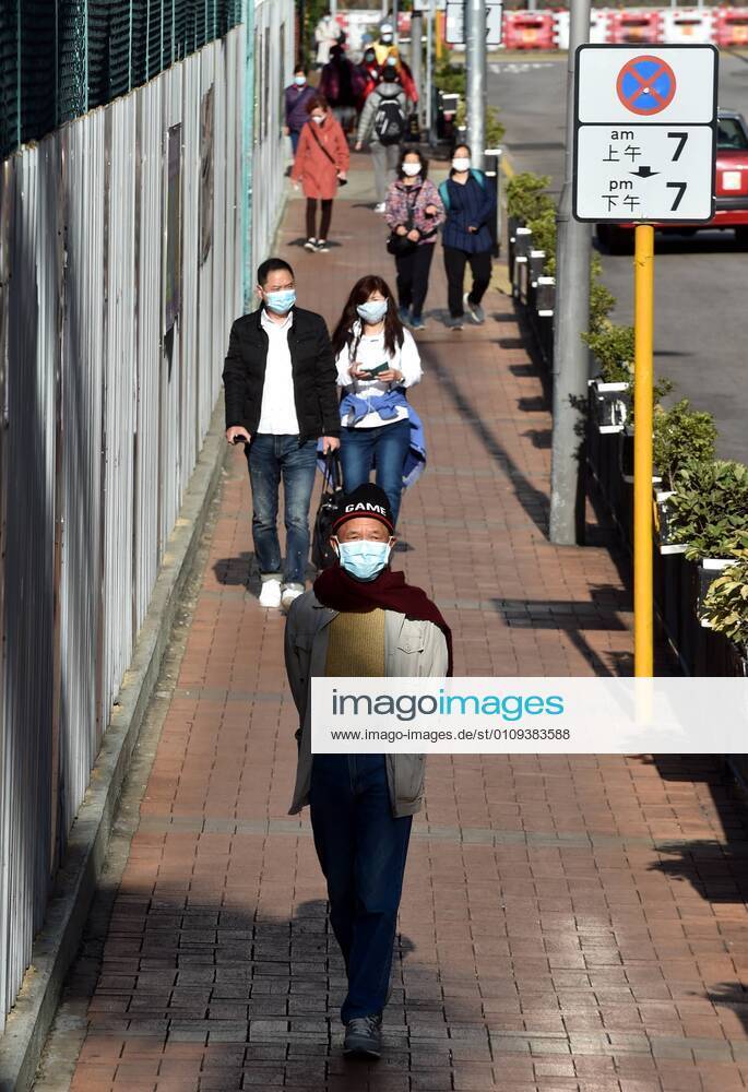 (210103) -- HONG KONG, Jan. 3, 2021 -- People wearing face masks walk on a street in Hong Kong, south China, Jan. 3, 2021. Hong Kong s Center for Health Protection reported 41 additional confirmed cases of COVID-19 on Sunday, taking its tally to 8,964. The new cases included 40 local infections, with 16 cases of unknown origin. ) CHINA-HONG KONG-COVID-19-CASES (CN) LoxPingxFai