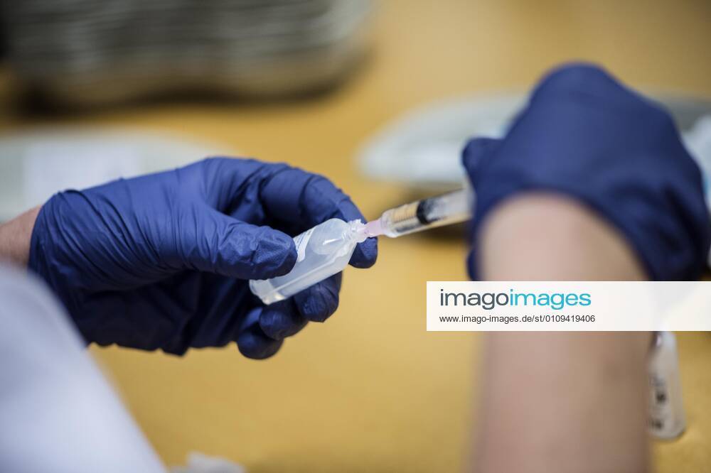 Vaccinationscentret paa Athenevaenget i Odense aabner. Her kan alle borgere komme og blive vaccineret i loebet af 2021. I foerste omgang er det personer med en alder fra 65 aar og opefter, der modtager baade personlig pleje og praktisk hjaelp. Vaccinationscentret aabner mandag den 4. januar 2021. , Odense Denmark